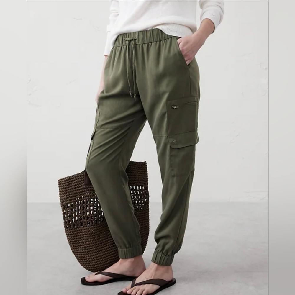 Banana Republic Dark Green Soft Cargo 100% Lyocell Pants Size M